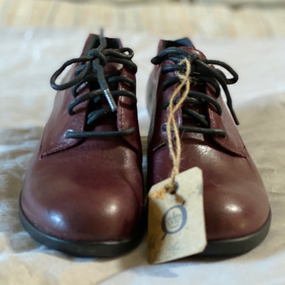 Born Leather Low heel lace up shoes